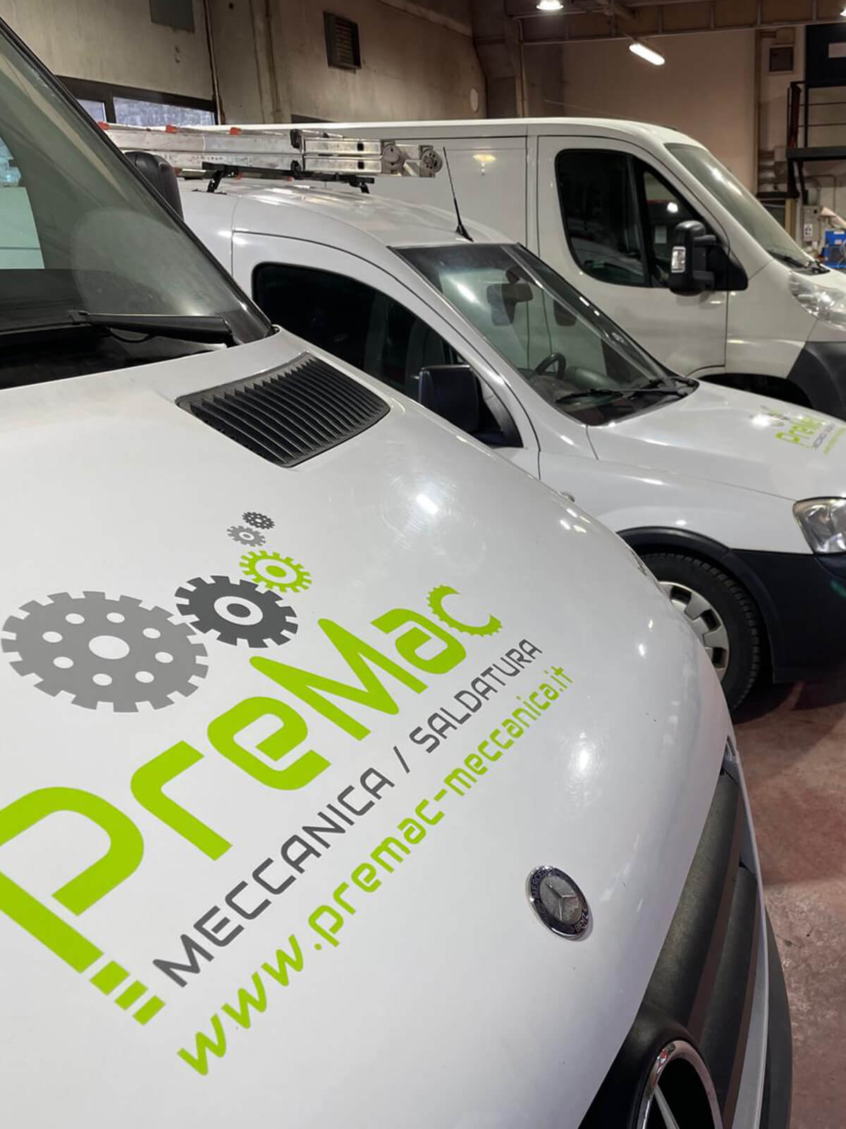 i mezzi per il trasporto e l'officina mobile per interventi in loco di Premac in Valtellina e svizzera